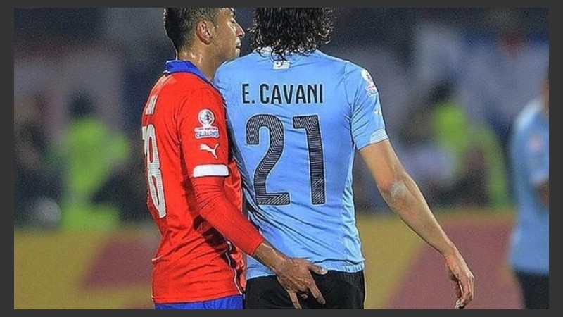 El gesto de Jara y la posterior expulsión de Cavani cuando el partido iba 0 a 0.