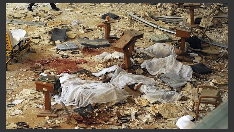 Víctimas de un atentado en el interior de la mezquita en Kuwait