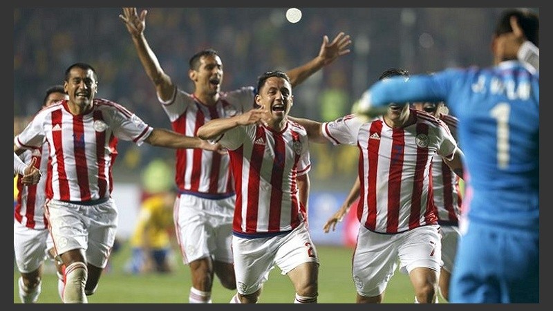 Los jugadores paraguayos corren a abrazar a Justo Villar.