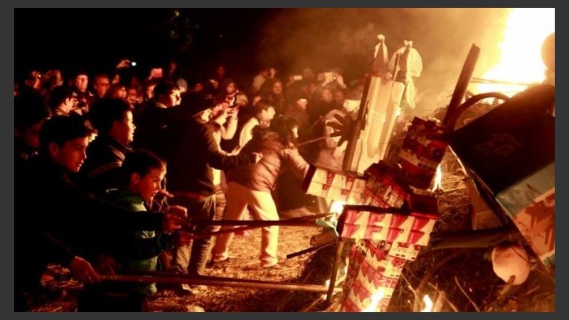 La fogata es una antigua celebración que rinde tributo al fuego en sus diferentes significaciones y simbologías.