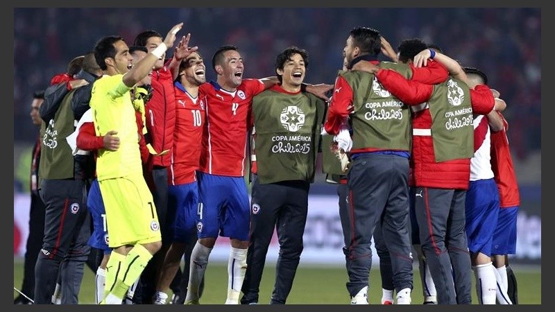 Los jugadores chilenos celebran su victoria.