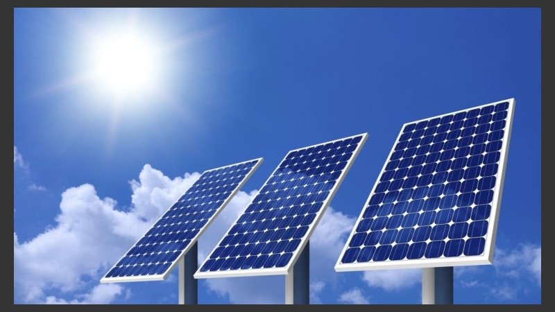Consiste en un sistema híbrido eólico-solar con una potencia total de 2000 watts.