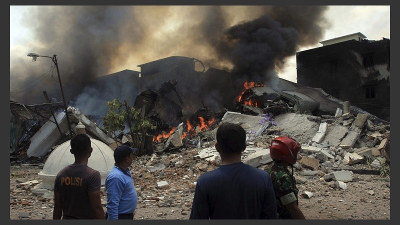 El avión cayó en una zona residencial en la ciudad de de Medan, capital de la provincia de Sumatra del Norte. (EFE)