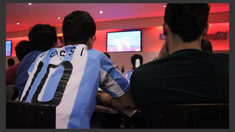 Camiseta puesta y a ver a la selección. (Rosario3.com) 