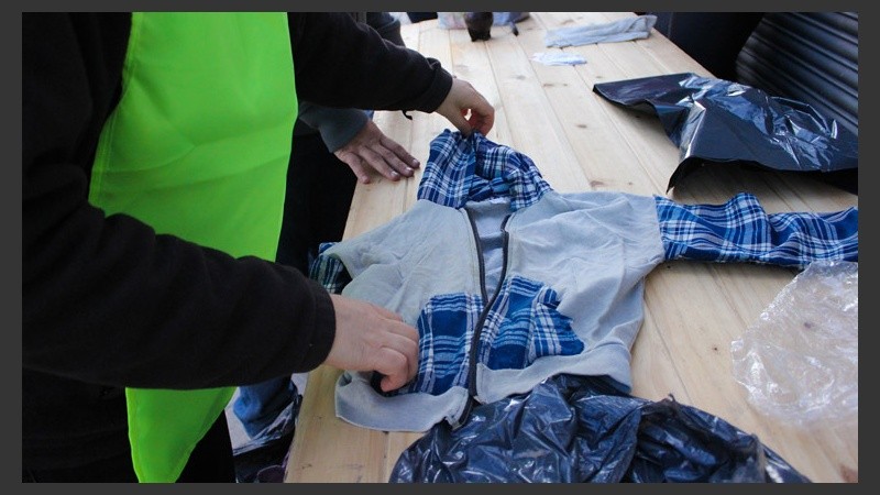 La ropa se clasifica antes de embalarla. (Rosario3.com)