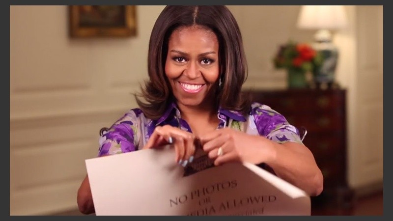 Michelle Obama hizo un video donde rompe un cartel que indicaba la prohibición de tomar fotos. (@WhiteHouse )