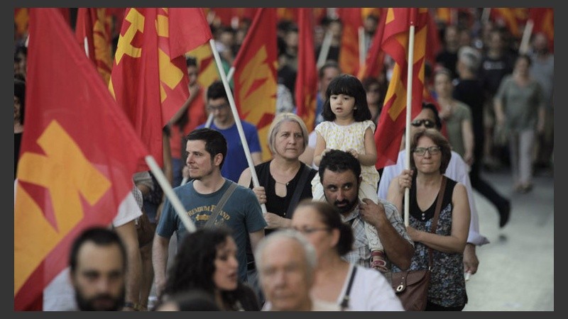 Simpatizantes del partido comunista durante una manifestación por el referéndum del próximo domingo, frente a la plaza Syntagma de Atenas. (EFE)