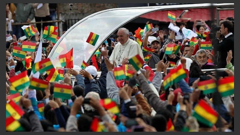 El Papa dio una misa masiva por la mañana y habla a movimientos populares por la noche.