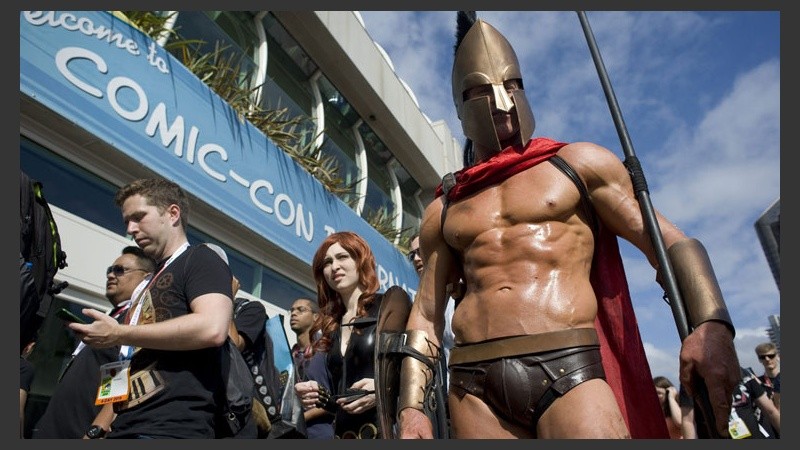 Un espartano haciendo fila para entrar a la feria del comic más importante del mundo. (EFE)
