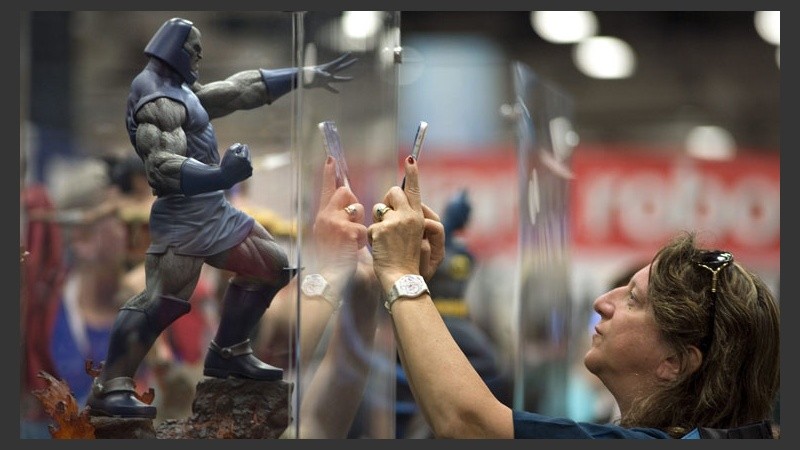 Una mujer fotografía un muñeco en el primer día de la Comic-Con. (EFE)