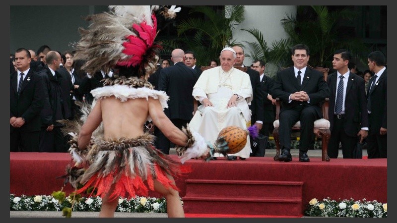El papa Francisco ya está en Paraguay y fue recibido con gran calidez. (EFE)