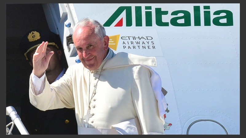 El Papa Francisco en el aeropuerto de Bolivia y rumbo a Paraguay.