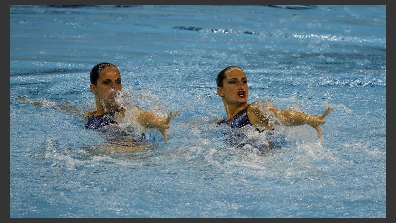 Las hermanas Sánchez ya comenzaron a participar en nado sincronizado.