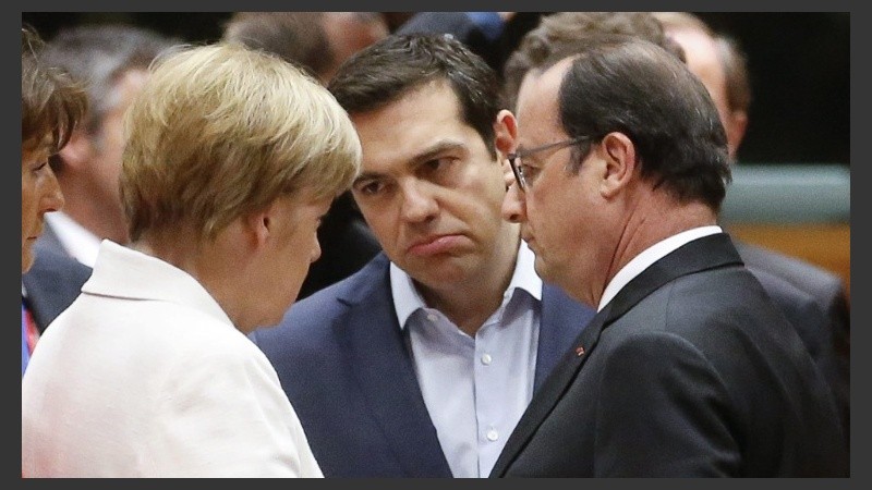 Tsipras (en el medio) dialoga con la alemana Merkel y el francés Hollande.