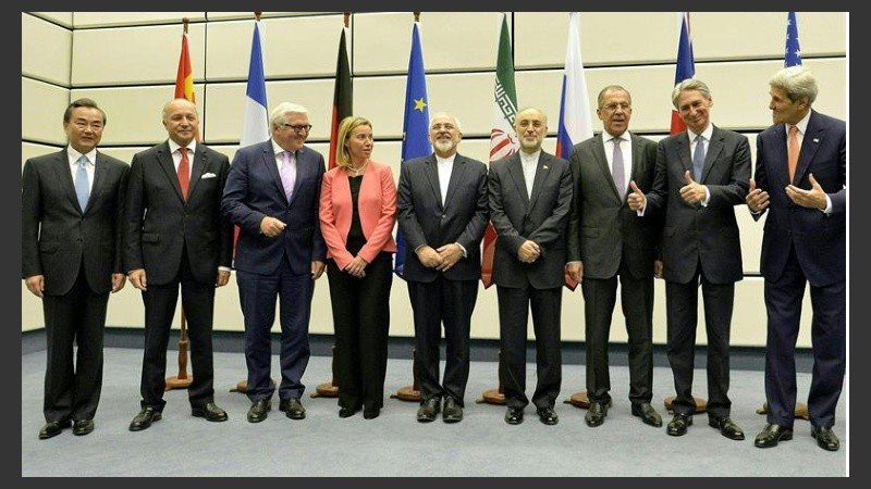 Cancilleres y secretarios de Estado de los países involucrados posan para la foto tras el anuncio. 