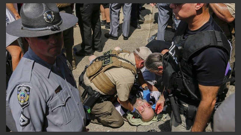 Un hombre herido durante la manifestación donde se cruzaron los dos movimientos frente al Capitolio. (EFE)