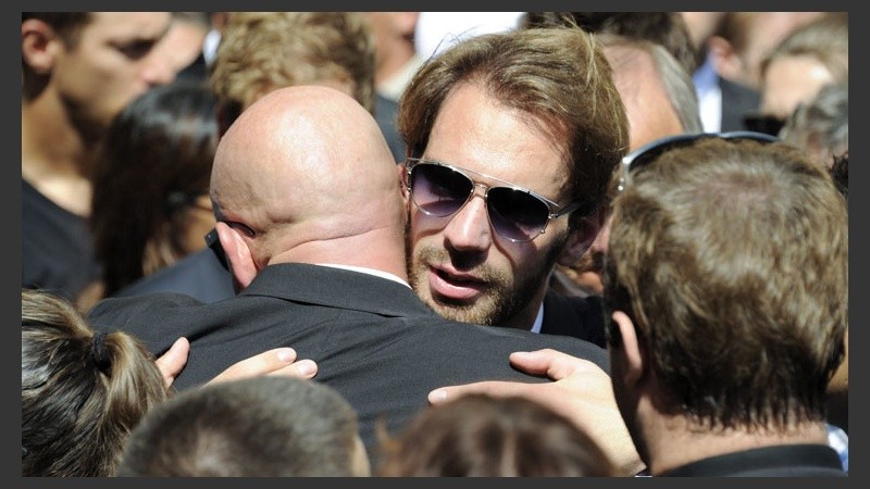 El piloto de F1 Jean Eric abraza a Philippe Bianchi, padre del fallecido. (EFE)