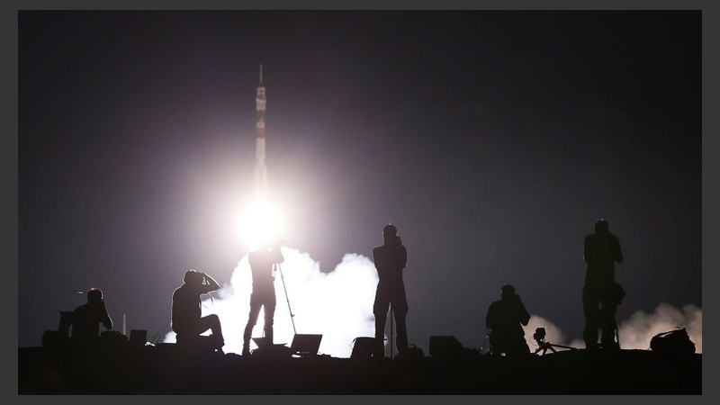 Lanzaron con éxito la nave Soyuz que llevó a tres astronautas a la Estación Espacial Internacional. (EFE)