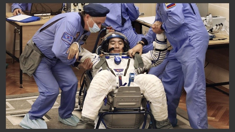 El astronauta japonés Kimiya Yui  se prepara para abordar el cohete. (EFE)
