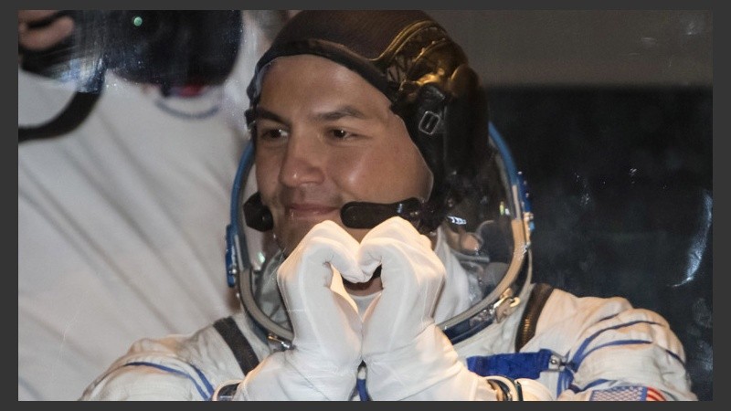 El astronauta de la NASA, Kjell Lindgren, minutos antes de partir. (EFE)
