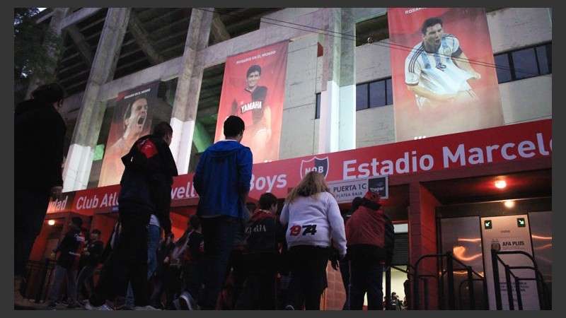 Vigilan la entrada: Bielsa, Maradona y Messi en uno de los accesos a la platea este. (Rosario3.com)