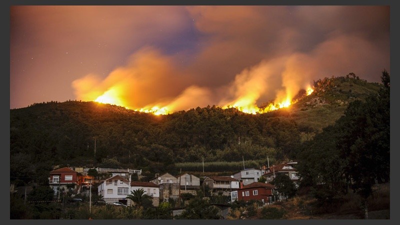 Incendio forestal sorprende a una localidad al norte de España. (EFE)