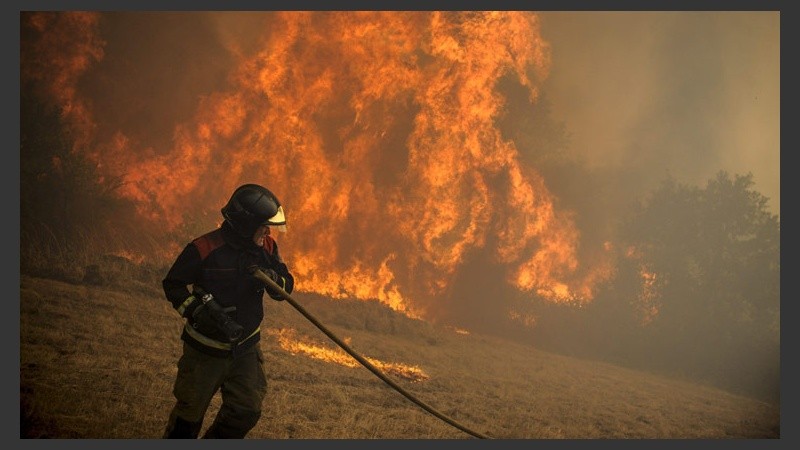 El denso humo en la zona obligó a trasladar a un agente forestal y a un peón que realizaban labores de extinción. (EFE)