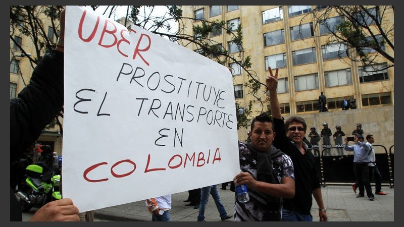 Uno de los carteles visto en las calles de Bogotá. (EFE)