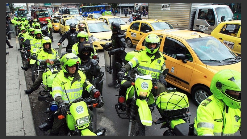 Policías antimotines acompañaron la protesta de los conductores de taxis.  (EFE)