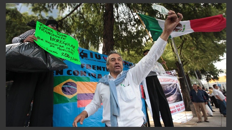 Algunos taxistas mexicanos también se sumaron a la protesta. (EFE)