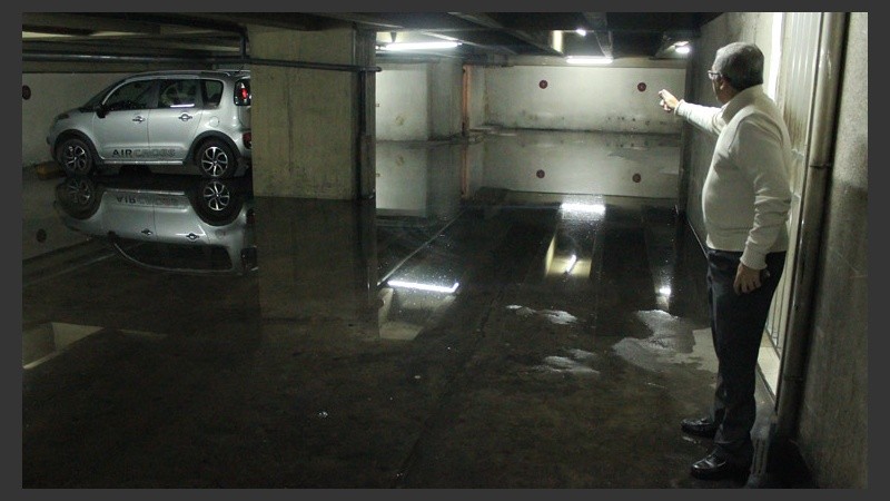 Las cocheras subterráneas del edificio de la Galería del Paseo también inundadas.