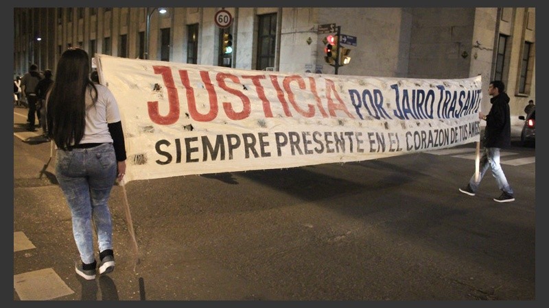 La marcha se realizó este lunes por la tarde/noche desde Dorrego al 1000 hasta los Tribunales provinciales. (Rosario3.com)
