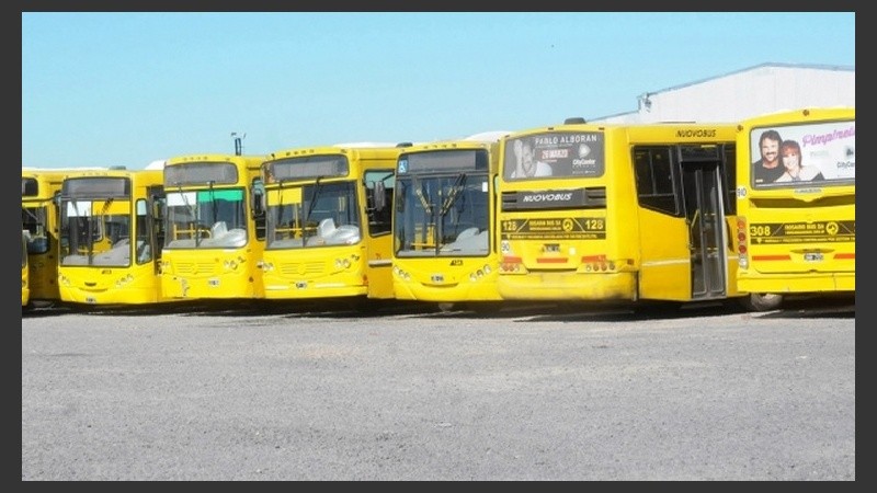 Los coches amarillos de Rosario Bus seguirán guardados por la medida de fuerza.