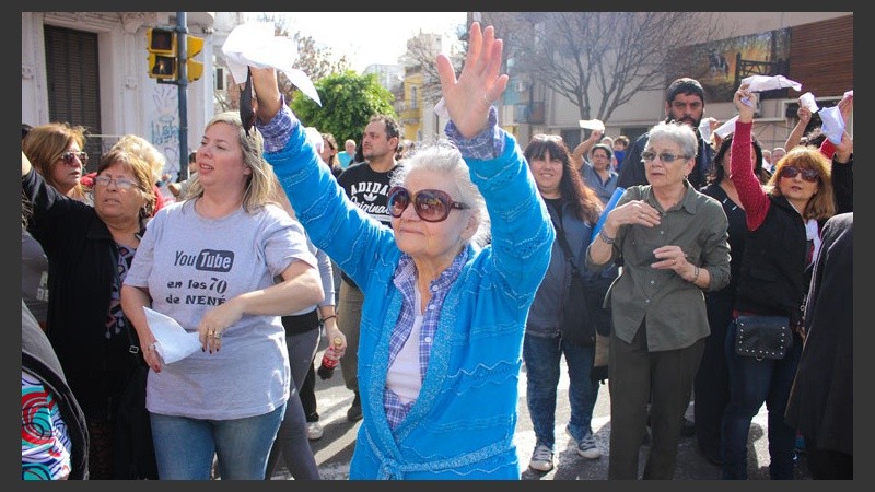 Una señora saludando fervorosamente durante la procesión. (Alan Monzón/Rosario3.com)