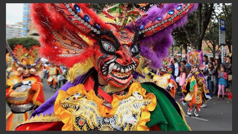 Miles de personas salieron a las calles para realizar el tradicional carnaval. (EFE)