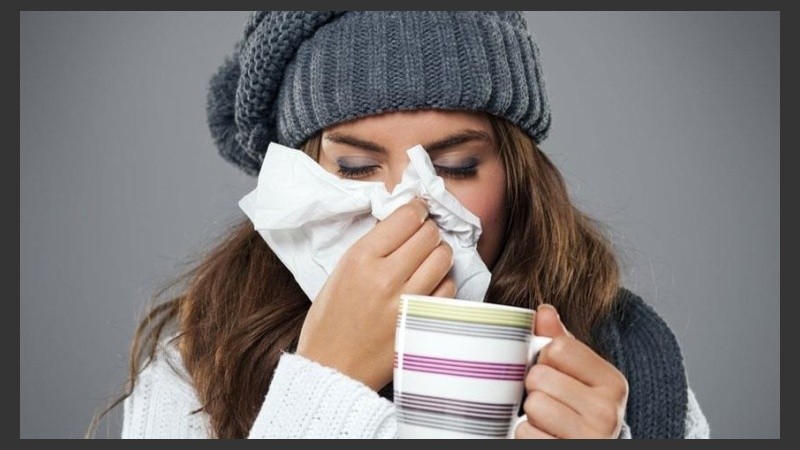 Es una enfermedad vírica aguda sistémica que afecta las vías respiratorias y se caracteriza por fiebre, tos, dolor de cabeza y muscular.