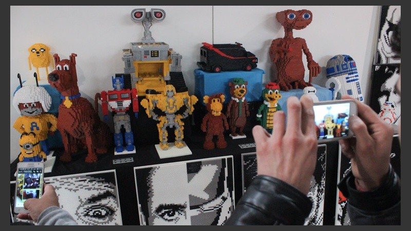 Uno de los stand ofrece personajes hecho con Lego. (Rosario3.com)