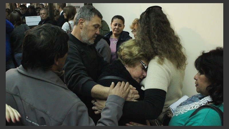 Abrazo y contención para la mamá de Paula en los pasillos de Tribunales. (Alan Monzón/Rosario3.com)