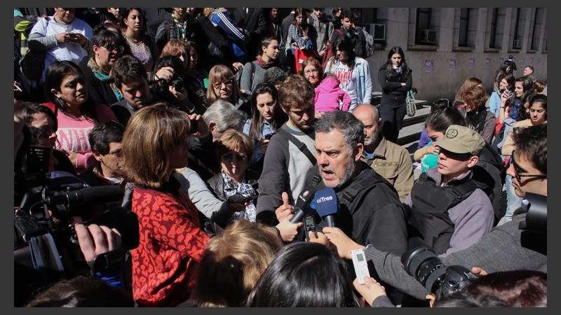 Alberto Perassi hablando con la prensa este miércoles al mediodía. (Alan Monzón/Rosario3.com)