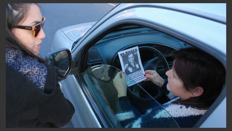 Se repartieron folletos a los automovilistas que pasaban por el lugar. (Alan Monzón/Rosario3.com)