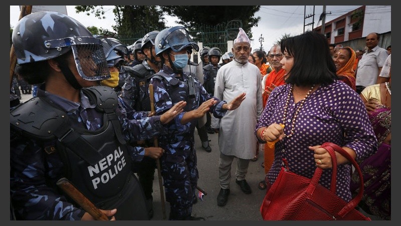 Los practicantes del hinduismo enfrentaron a la policía para hacer oír su reclamo. (EFE)