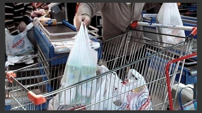 Actualmente, el changuito suele salir con decenas de bolsas que después son basura.
