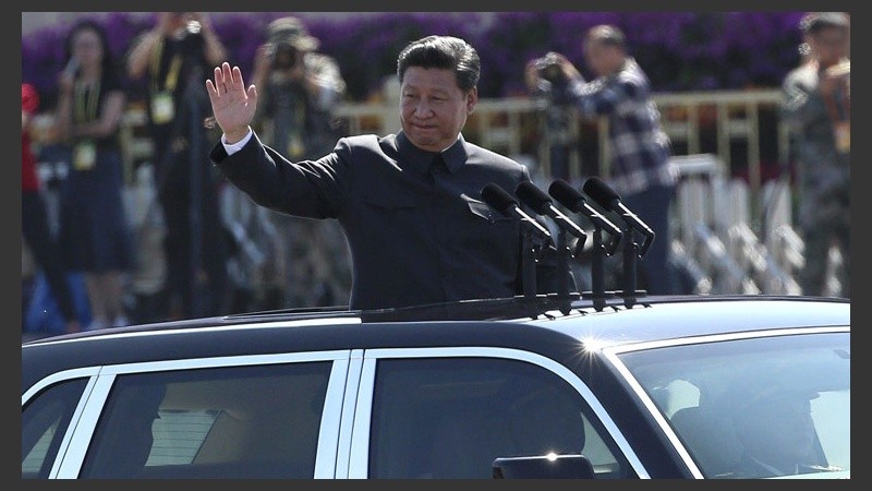  El presidente chino, Xi Jinping, en su pasada por la plaza. (EFE)