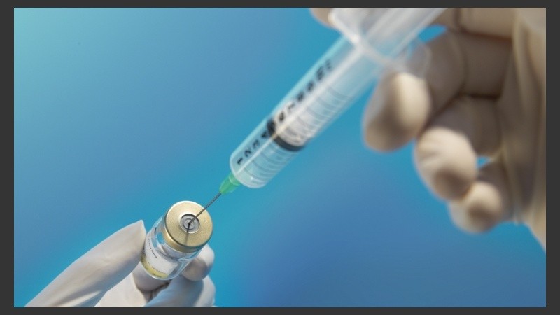 Si bien la vacuna hasta ahora muestra la eficacia en el 100% en las personas, se necesitan pruebas más concluyentes.