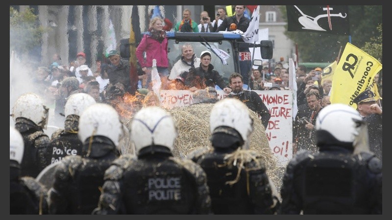 Bélgica: fuerte cruce de agricultores con la policía en protesta por el precio de la leche. (EFE)