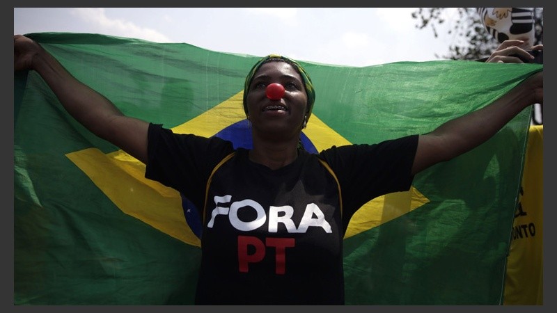 Una mujer pide la renuncia de la presidenta de Brasil. (EFE)