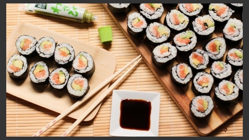 El relleno del sushi y los acompañamientos incluyen alimentos que lo enriquecen en calorías.