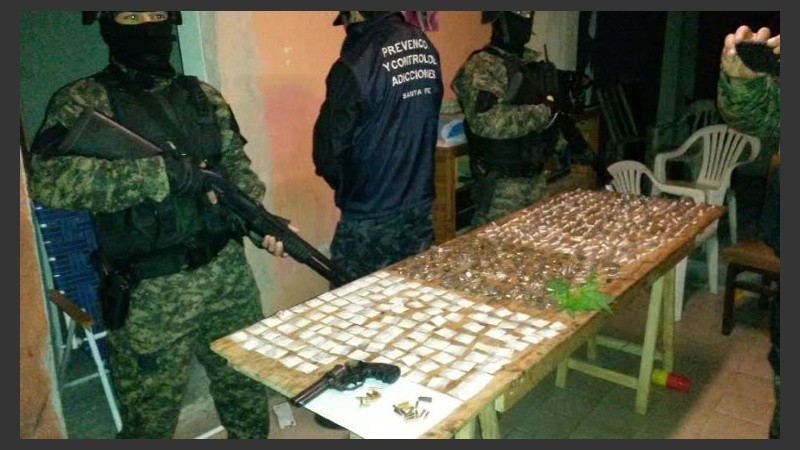 El secuestro de marihuana, cocaína y un arma de fuego. 