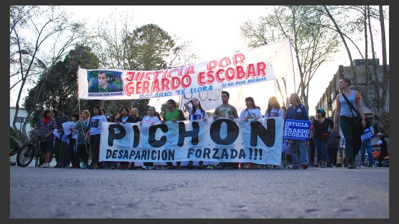 La movilización partió desde Fiscalía de Homicidios (Montevideo y Alvear) y terminó en Gobernación. (Alan Monzón/Rosario3.com)