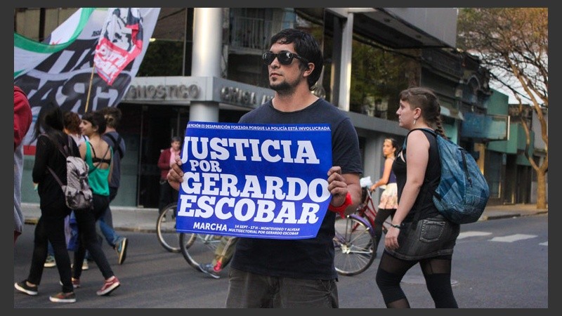 Uno de los carteles visto en la movilización. (Alan Monzón/Rosario3.com)